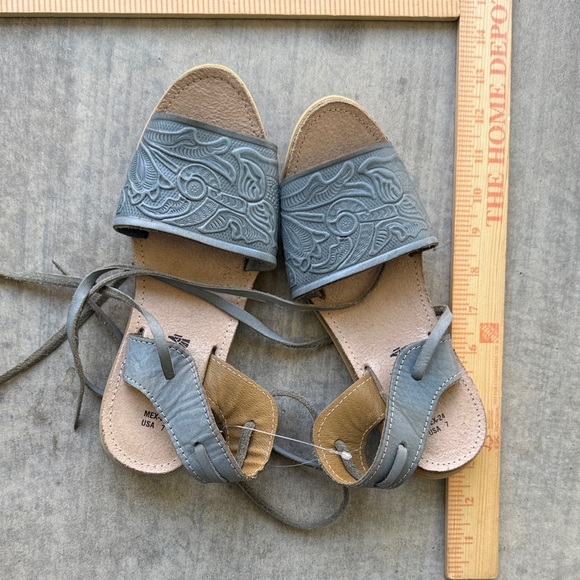 Mexico Embossed leather pale baby Blue and Tan Sandals Sz 7 - Picture 1 of 8